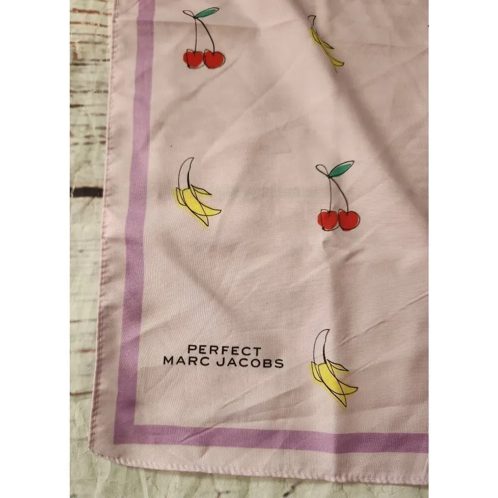 Marc Jacobs features light